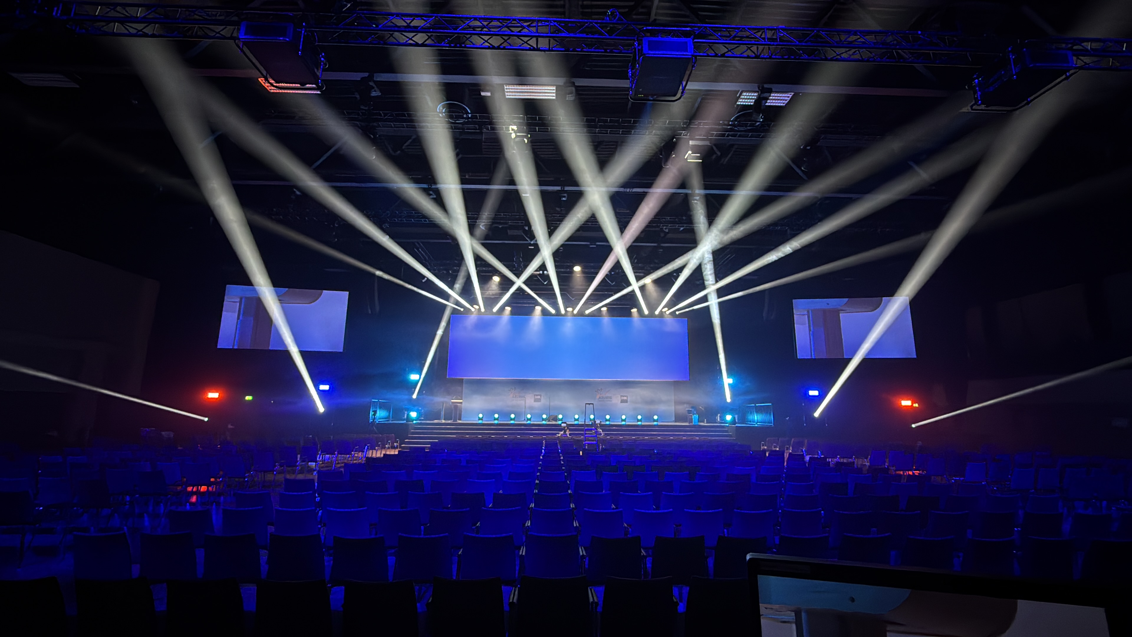 Professionelle Eventbeleuchtung mit bewegten Scheinwerfern auf einer großen Bühne – Lichtdesign von Luminar Design.