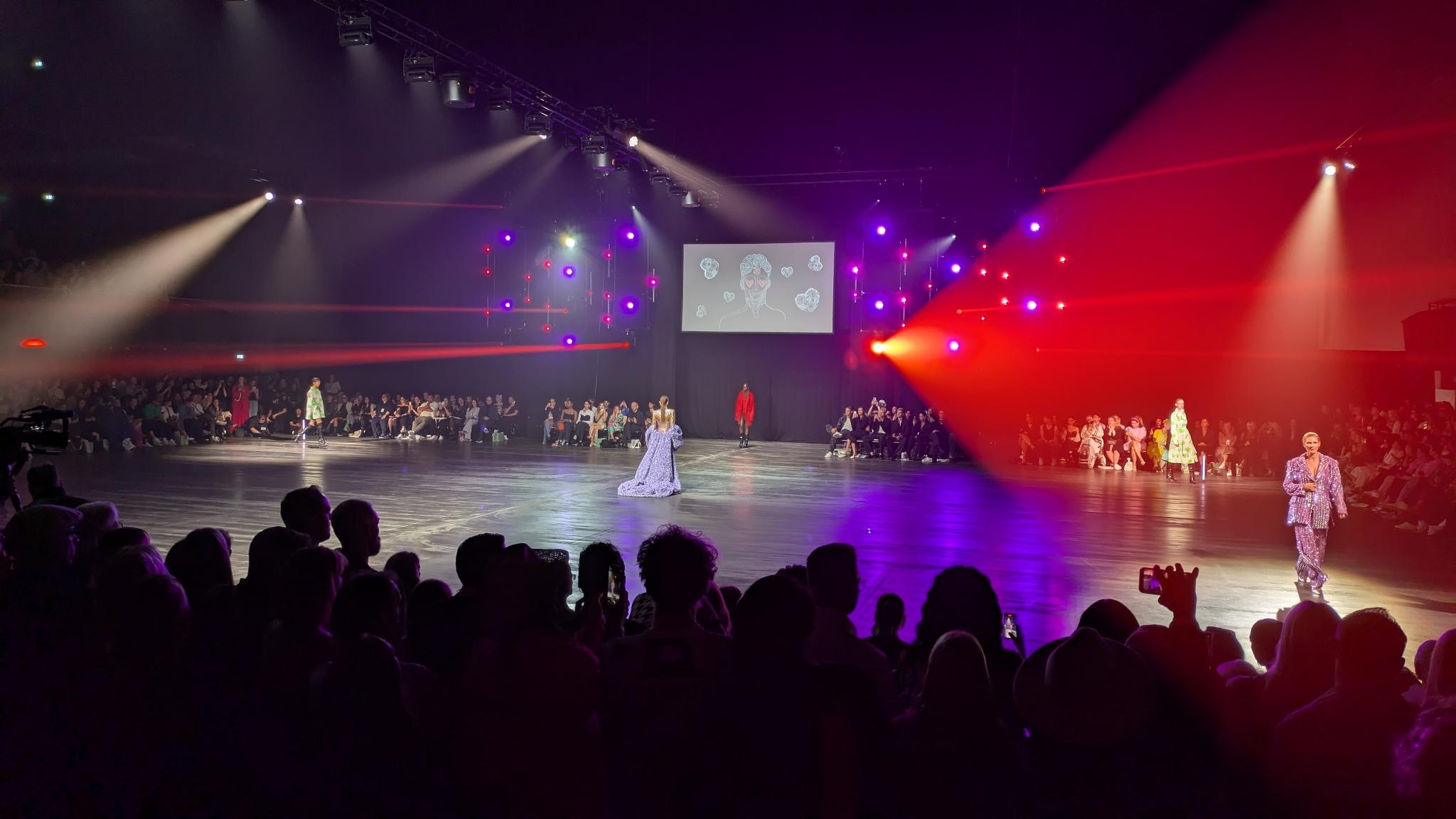 Modenschau mit dramatischer Lichtinszenierung und Laufsteg-Performance, modernes Fashion-Event mit Publikum und kreativer LED-Beleuchtung – Fotografie von Luminar Design.
