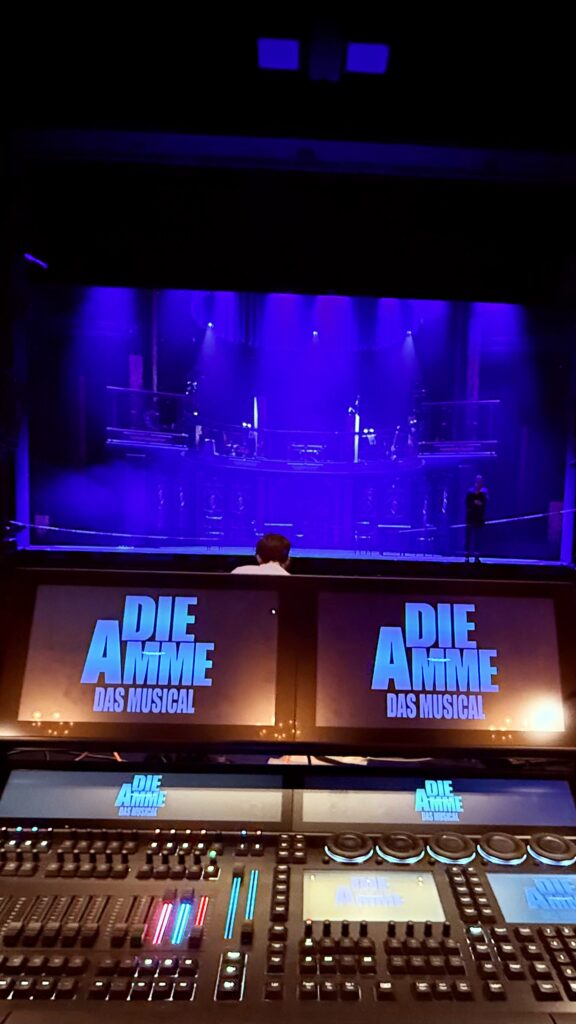 Bei der Produktion von „Die Amme – Das Musical“. Perfekt abgestimmte Bühnenbeleuchtung sorgt für dramatische Atmosphäre – realisiert durch Luminar Design, Spezialist für Theater- und Showlichttechnik.
